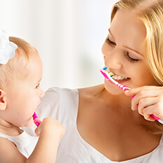 Matka i córka razem szczotkują zęby