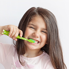 Dziewczynka myje zęby