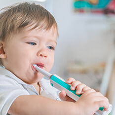 Chłopiec myje zęby szczoteczką elektryczną