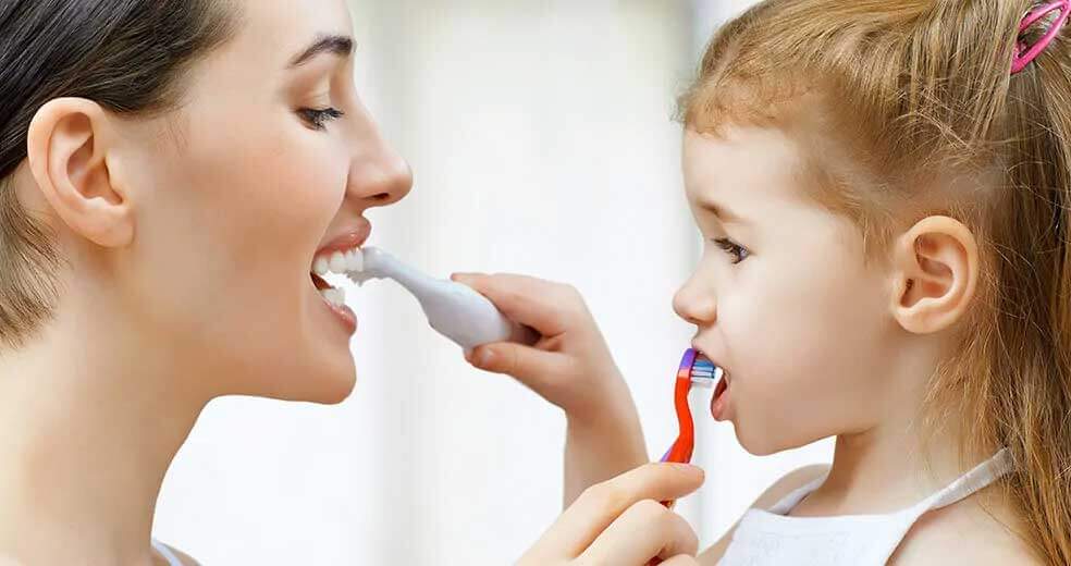 Mama i córka myją zęby
